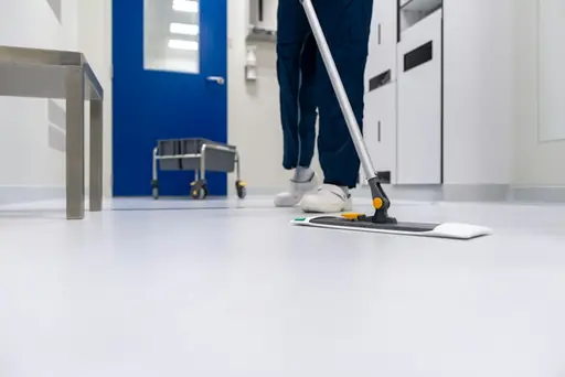 Steinboden professionell pflegen – Steinboden richtig reinigen und pflegen – Methoden für langfristig schöne Oberflächen